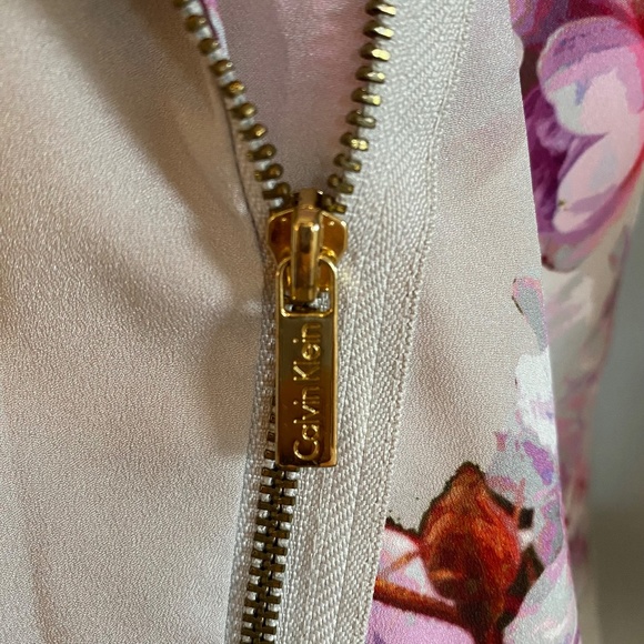 Calvin Klein sleeveless floral blouse, asymmetrical zip, size XS - Picture 5 of 8